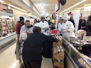 Customers sampling MuCustomers sampling MUMBO Saucembo Sauce